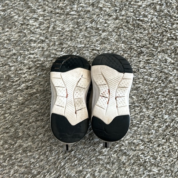 Toddler boy black and white Velcro closure tennis shoes size 8 - Picture 5 of 6